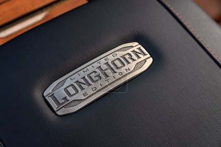Téléchargez les photos : Novossibirsk, Russie - 15 mai 2024 : Dodge Ram 1500 LongHorn rouge, gros plan du logo exclusif LONGHORN Limited Edition sur le tableau de bord - en image libre de droit