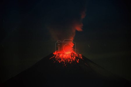 Cráter del Volcán Popocatepetl Erupción Visto desde Puebla, México