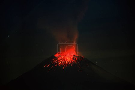 Foto de Erupción del cráter del volcán Popocatepetl sobre Puebla, México - Imagen libre de derechos