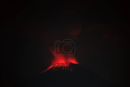 Cratère dramatique Éruption du volcan Popocatepetl visible de Puebla, Mexique