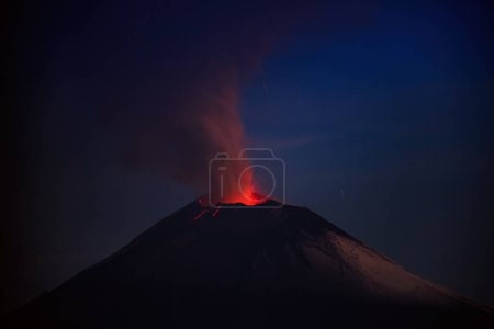 Foto de Vista intensa: Erupción del cráter del volcán Popocatepetl en Puebla, México - Imagen libre de derechos