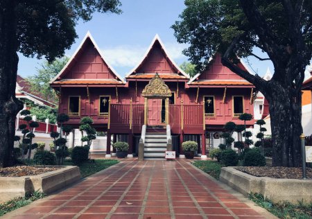 Foto de Bangkok, Tailandia - 21 de noviembre de 2023: Hermosa casa de estilo antiguo de Tailandia para guardar las escrituras o Tripitaka en Wat Rakhang Khositaram o Bell Temple. - Imagen libre de derechos