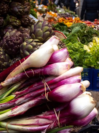 Téléchargez les photos : Bouquet d'oignons rouges de Tropea sur le stand du marché - en image libre de droit