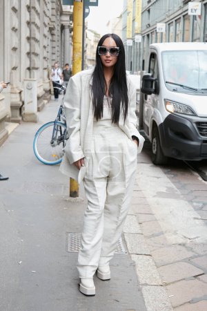 Foto de MILÁN, ITALIA - 21 DE SEPTIEMBRE DE 2022: Mujer con chaqueta blanca y pantalones antes del desfile de moda Calcaterra, Milan Fashion Week street style - Imagen libre de derechos