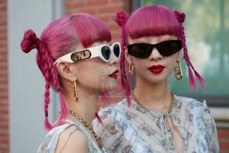Téléchargez les photos : MILAN, ITALIE - 21 SEPTEMBRE 2022 : Amiaya, Ami et Aya Suzuki avant le défilé de mode Fendi, Milan Fashion Week street style - en image libre de droit