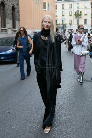 Téléchargez les photos : MILAN, ITALIE - 21 SEPTEMBRE 2022 : Femme avec veste et robe noires avant le défilé de mode Alberta Ferretti, Milan Fashion Week street style - en image libre de droit