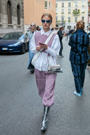 Foto de MILÁN, ITALIA - 21 DE SEPTIEMBRE DE 2022: Mujer con bolsa de plata y botas antes del desfile de moda Alberta Ferretti, Milan Fashion Week street style - Imagen libre de derechos