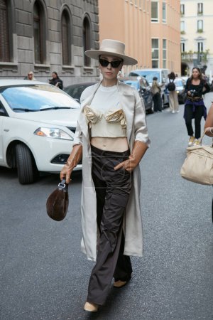 Foto de MILÁN, ITALIA - 21 DE SEPTIEMBRE DE 2022: Mujer con abrigo y sombrero beige antes del desfile de moda Alberta Ferretti, Milan Fashion Week street style - Imagen libre de derechos