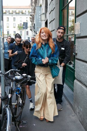 Téléchargez les photos : MILAN, ITALIE - 21 SEPTEMBRE 2022 : Noemi avant le défilé de mode Alberta Ferretti, Milan Fashion Week street style - en image libre de droit