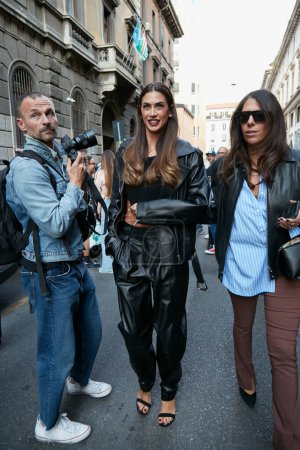Téléchargez les photos : MILAN, ITALIE - 21 SEPTEMBRE 2022 : Melissa Satta avant le défilé de mode Alberta Ferretti, Milan Fashion Week street style - en image libre de droit