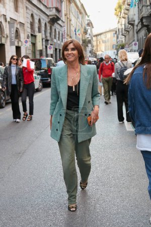 Téléchargez les photos : MILAN, ITALIE - 21 SEPTEMBRE 2022 : Carine Roitfeld avant le défilé de mode Alberta Ferretti, Milan Fashion Week street style - en image libre de droit