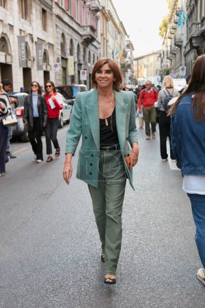 Foto de MILÁN, ITALIA - 21 DE SEPTIEMBRE DE 2022: Carine Roitfeld antes del desfile de moda Alberta Ferretti, Milan Fashion Week street style - Imagen libre de derechos