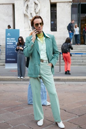 Foto de MILÁN, ITALIA - 22 DE SEPTIEMBRE DE 2022: Hombre con chaqueta verde y pantalones antes del desfile de moda Max Mara, Milan Fashion Week street style - Imagen libre de derechos