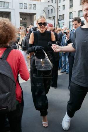 Foto de MILÁN, ITALIA - 22 DE SEPTIEMBRE DE 2022: Leonie Hanne con bolsa de plata antes del desfile de moda Max Mara, Milan Fashion Week street style - Imagen libre de derechos