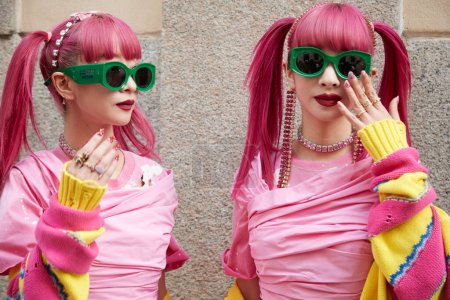 Téléchargez les photos : MILAN, ITALIE - 22 SEPTEMBRE 2022 : Amiaya, Ami et Aya Suzuki avant le défilé de mode Dsquared2, Milan Fashion Week street style - en image libre de droit