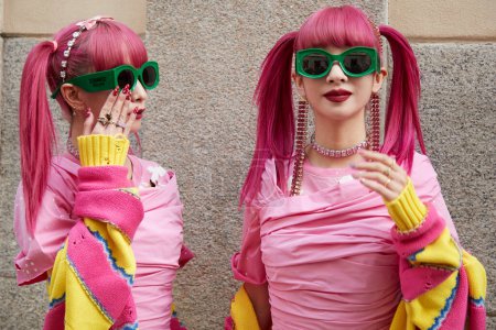 Téléchargez les photos : MILAN, ITALIE - 22 SEPTEMBRE 2022 : Amiaya, Ami et Aya Suzuki avant le défilé de mode Dsquared2, Milan Fashion Week street style - en image libre de droit