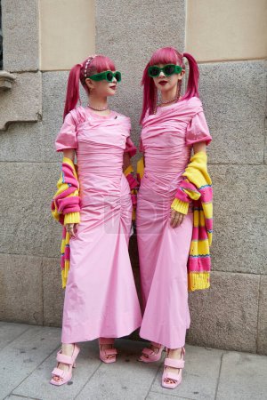 Foto de MILÁN, ITALIA - 22 DE SEPTIEMBRE DE 2022: Amiaya, Ami y Aya Suzuki antes del desfile de moda Dsquared2, Milan Fashion Week street style - Imagen libre de derechos
