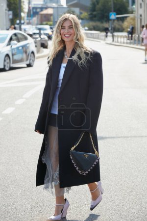 Foto de MILÁN, ITALIA - 22 DE SEPTIEMBRE DE 2022: Xenia Adonts antes del desfile de moda Prada, Milan Fashion Week street style - Imagen libre de derechos