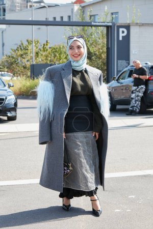 Téléchargez les photos : MILAN, ITALIE - 22 SEPTEMBRE 2022 : Aya Mohamed avant Prada fashion show, Milan Fashion Week street style - en image libre de droit