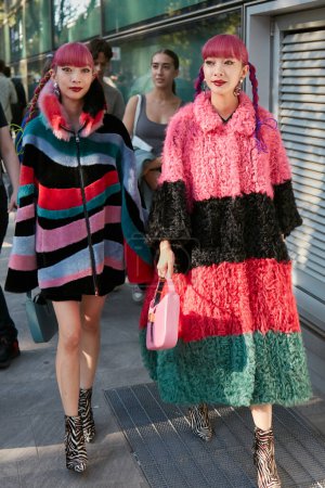 Foto de MILÁN, ITALIA - 22 DE SEPTIEMBRE DE 2022: Amiaya, Ami y Aya Suzuki antes del desfile de moda Emporio Armani, Milan Fashion Week street style - Imagen libre de derechos