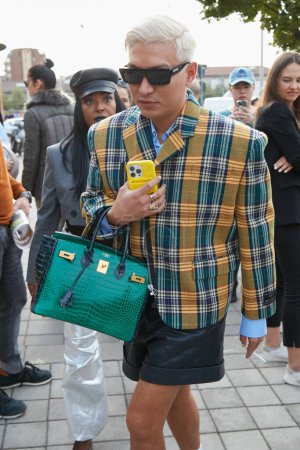 Foto de MILÁN, ITALIA - 23 de septiembre de 2022: Bryan Boy con bolsa de cuero verde Hermes antes del desfile de moda Tods, Milan Fashion Week street style - Imagen libre de derechos