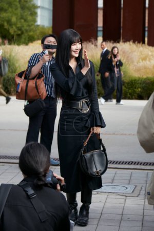 Téléchargez les photos : MILAN, ITALIE - 23 SEPTEMBRE 2022 : Femme avec robe noire et sac en cuir noir avant le défilé Tods, Milan Fashion Week street style - en image libre de droit