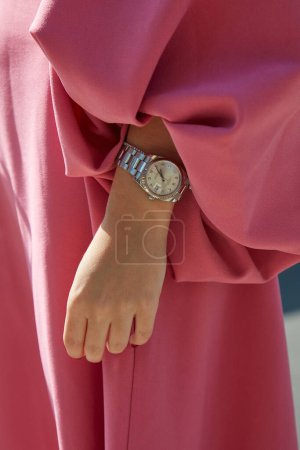 Téléchargez les photos : MILAN, ITALIE - 23 SEPTEMBRE 2022 : Femme avec montre Rolex Date argent et robe rose avant le défilé Sportmax, Milan Fashion Week street style - en image libre de droit