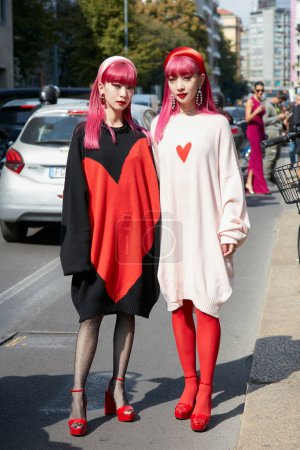 Foto de MILÁN, ITALIA - 23 DE SEPTIEMBRE DE 2022: Amiaya, Ami y Aya Suzuki antes del desfile de moda Sportmax, Milan Fashion Week street style - Imagen libre de derechos
