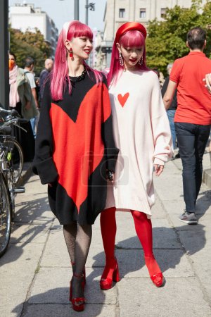 Foto de MILÁN, ITALIA - 23 DE SEPTIEMBRE DE 2022: Amiaya, Ami y Aya Suzuki antes del desfile de moda Sportmax, Milan Fashion Week street style - Imagen libre de derechos
