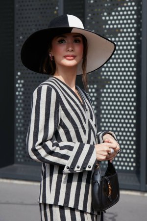 Téléchargez les photos : MILAN, ITALIE - 23 SEPTEMBRE 2022 : Femme avec robe à rayures grises et noires avant le défilé Gucci, Milan Fashion Week street style - en image libre de droit