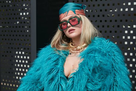 Téléchargez les photos : MILAN, ITALIE - 23 SEPTEMBRE 2022 : Femme avec manteau en fourrure bleue et collier en gecko doré avant le défilé Gucci, Milan Fashion Week street style - en image libre de droit