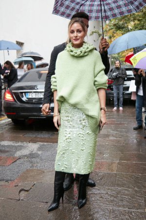 Foto de MILÁN, ITALIA - 24 DE SEPTIEMBRE DE 2022: Olivia Palermo antes del desfile de moda Ermanno Scervino, Milan Fashion Week street style - Imagen libre de derechos