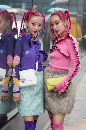 Téléchargez les photos : MILAN, ITALIE - 24 SEPTEMBRE 2022 : Amiaya, Ami et Aya Suzuki avant le défilé MSGM, Milan Fashion Week street style - en image libre de droit