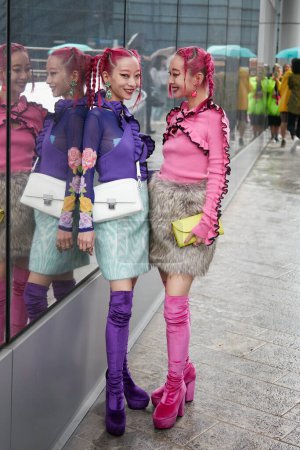 Foto de MILÁN, ITALIA - 24 DE SEPTIEMBRE DE 2022: Amiaya, Ami y Aya Suzuki antes del desfile de moda MSGM, Milan Fashion Week street style - Imagen libre de derechos