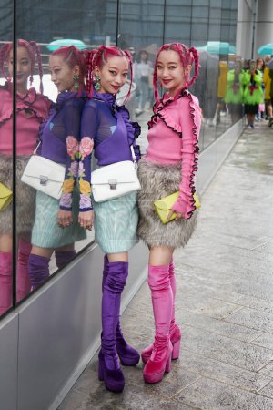 Foto de MILÁN, ITALIA - 24 DE SEPTIEMBRE DE 2022: Amiaya, Ami y Aya Suzuki antes del desfile de moda MSGM, Milan Fashion Week street style - Imagen libre de derechos