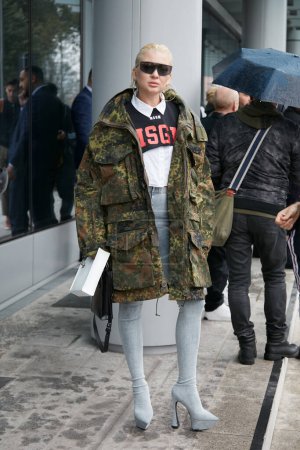 Téléchargez les photos : MILAN, ITALIE - 24 SEPTEMBRE 2022 : Femme avec veste militaire verte et chemise MSGM avant le défilé de mode MSGM, Milan Fashion Week street style - en image libre de droit