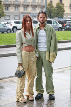 Foto de MILÁN, ITALIA - 24 DE SEPTIEMBRE DE 2022: Sebastien Roques y Alice Barbier antes del desfile de moda MSGM, Milan Fashion Week street style - Imagen libre de derechos