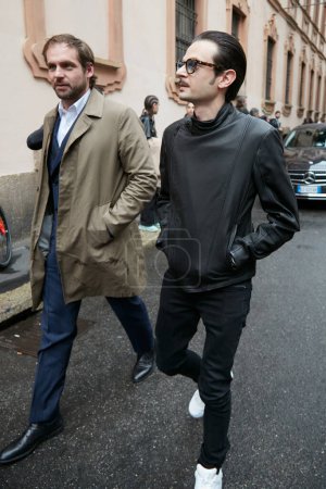 Téléchargez les photos : MILAN, ITALIE - 24 SEPTEMBRE 2022 : Tomaso Trussardi et Fabio Rovazzi avant le défilé de mode Trussardi, Milan Fashion Week street style - en image libre de droit