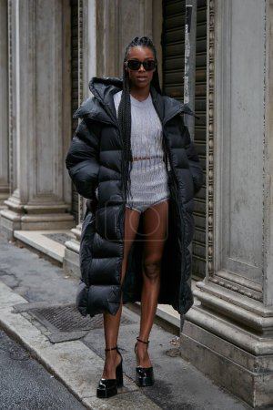 Foto de MILÁN, ITALIA - 24 DE SEPTIEMBRE DE 2022: Olivia Valin Edogamhe antes del desfile de moda Trussardi, Milan Fashion Week street style - Imagen libre de derechos