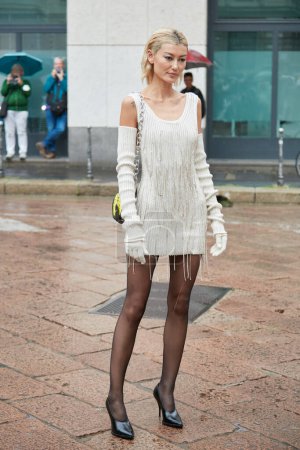 Foto de MILÁN, ITALIA - 24 DE SEPTIEMBRE DE 2022: Amalie Gassmann con vestido blanco y guantes largos de lana antes de la Filosofía por Lorenzo Serafini desfile de moda, Milan Fashion Week street style - Imagen libre de derechos
