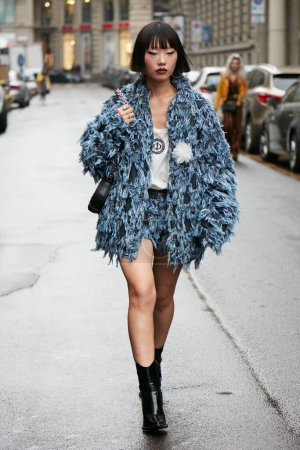 Foto de MILÁN, ITALIA - 24 DE SEPTIEMBRE DE 2022: Mujer con chaqueta peluda azul, pantalones cortos y camisa blanca antes de la Filosofía por Lorenzo Serafini desfile de moda, Milan Fashion Week street style - Imagen libre de derechos