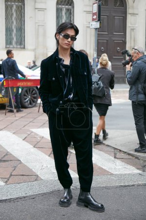 Foto de MILAN, ITALY - SEPTEMBER 25, 2022: Shuzo Ohira before Giorgio Armani fashion show, Milan Fashion Week street style - Imagen libre de derechos