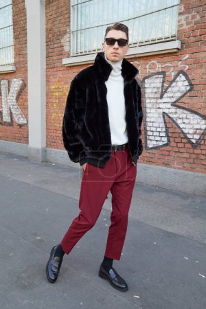 Téléchargez les photos : MILAN, ITALY - JANUARY 14, 2023: Man with black fur jacket and white turtleneck before Fendi fashion show, Milan Fashion Week street style - en image libre de droit