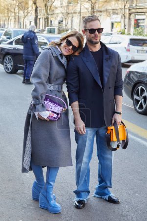 Téléchargez les photos : MILAN, ITALY - JANUARY 14, 2023: Anna dello Russo with gray Fendi coat and purple sequin bag before Fendi fashion show, Milan Fashion Week street style - en image libre de droit