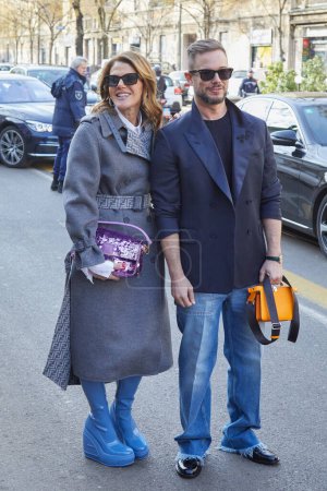 Téléchargez les photos : MILAN, ITALY - JANUARY 14, 2023: Anna dello Russo with gray Fendi coat and purple sequin bag before Fendi fashion show, Milan Fashion Week street style - en image libre de droit