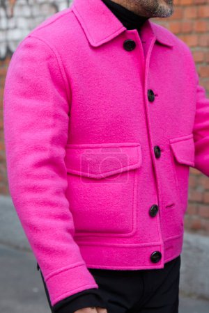 Téléchargez les photos : MILAN, ITALY - JANUARY 14, 2023: Man with pink coat and black turtleneck before Fendi fashion show, Milan Fashion Week street style - en image libre de droit