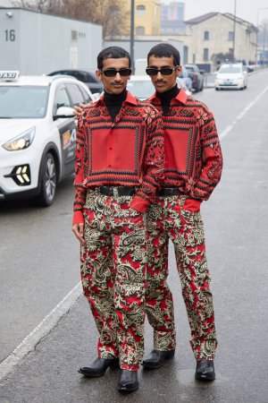 Téléchargez les photos : MILAN, ITALY - JANUARY 15, 2023: Mohammed Hadban and Humaid Hadban before Etro fashion show, Milan Fashion Week street style - en image libre de droit