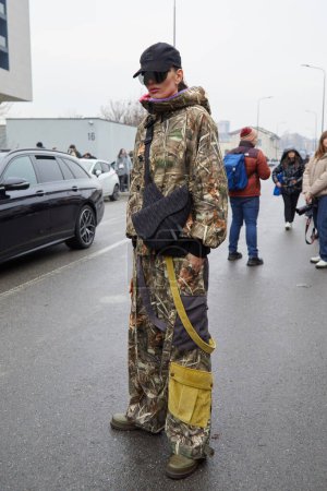 Téléchargez les photos : MILAN, ITALY - JANUARY 15, 2023: Katya Tolstova with beige camouflage jacket and black Dior bag before Etro fashion show, Milan Fashion Week street style - en image libre de droit
