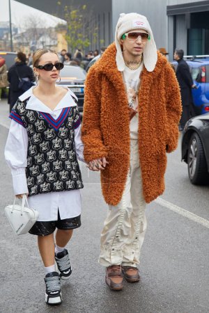 Téléchargez les photos : MILAN, ITALY - JANUARY 15, 2023: Woman and man with white shirt and gilet and brown fur coat before Etro fashion show, Milan Fashion Week street style - en image libre de droit