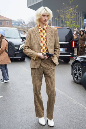 Foto de MILAN, ITALY - JANUARY 15, 2023: Man with beige jacket and trousers before Etro fashion show, Milan Fashion Week street style - Imagen libre de derechos